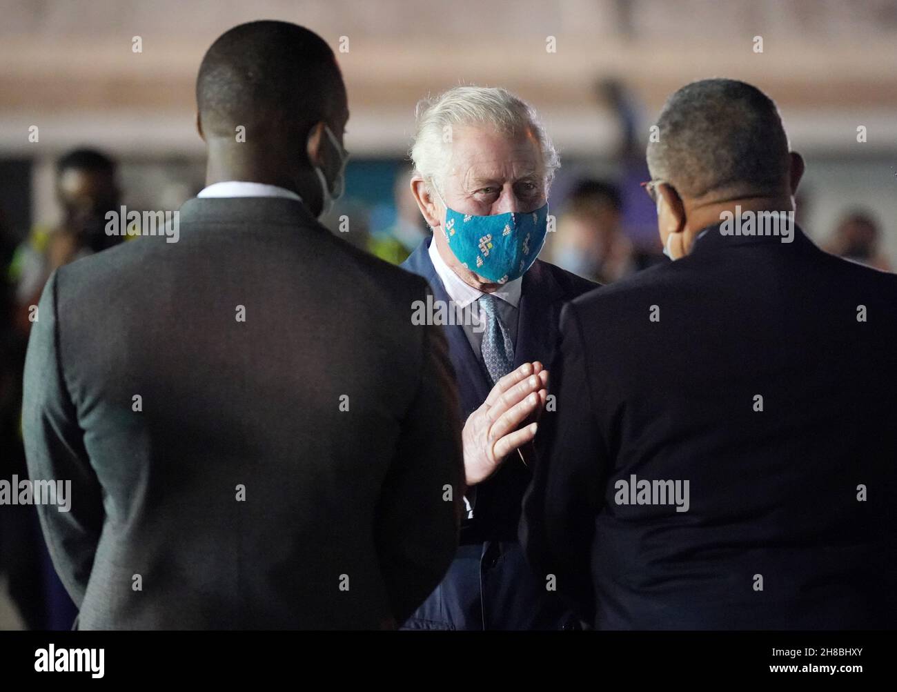 Der Prinz von Wales wird von versammelten Würdenträgern und Mitgliedern des Militärs begrüßt, als er am Grantley Adams International Airport, Bridgetown, Barbados, ankommt. Bilddatum: Sonntag, 28. November 2021. Stockfoto