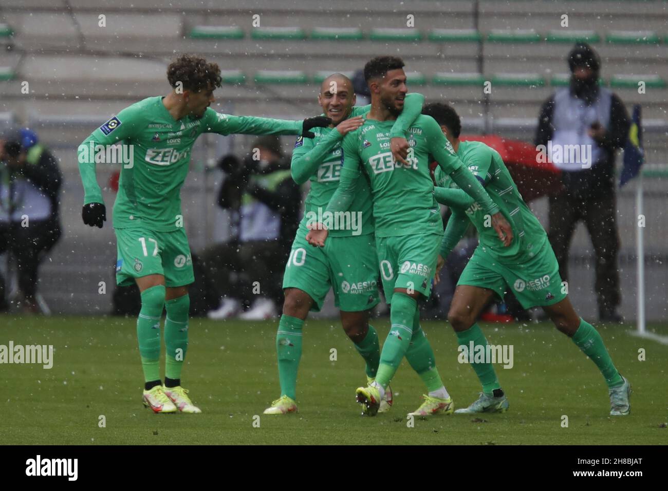 Dennis BOUANGA von Saint Etienne feiert das Tor und Wahbi KHAZRI von Saint Etienne und Adil AOUCHICHE von Saint Etienne während des Fußballspiels der französischen Ligue 1 zwischen AS Saint-Etienne und Paris Saint-Germain am 28. November 2021 im Geoffroy Guichard Stadion in Saint-Etienne, Frankreich - Foto: Romain Biard/DPPI/LiveMedia Stockfoto