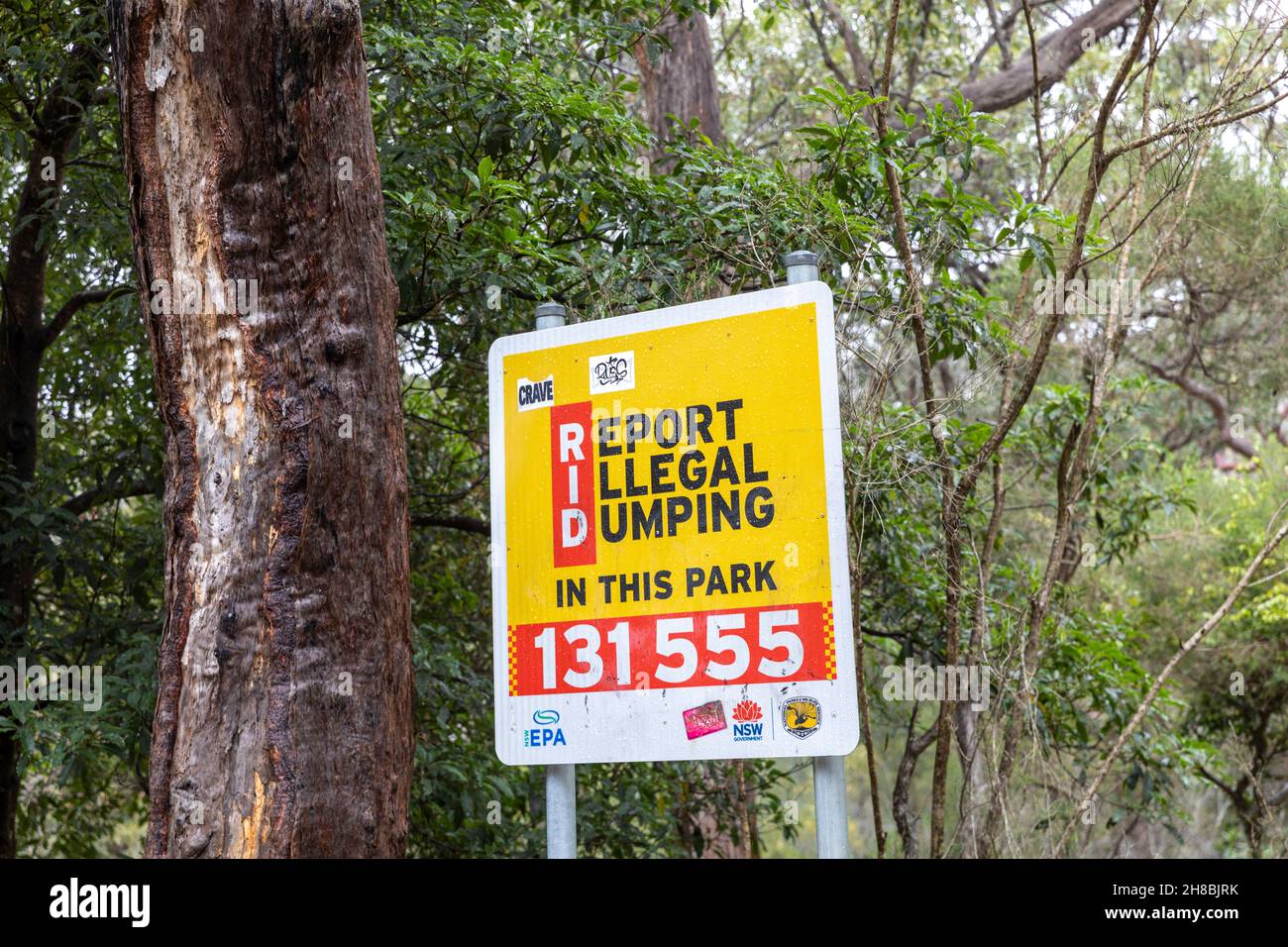 Melden Sie illegales Dumping ohne Trinkgeld in einem australischen Nationalpark in der Nähe von Sydney, New South Wales Stockfoto