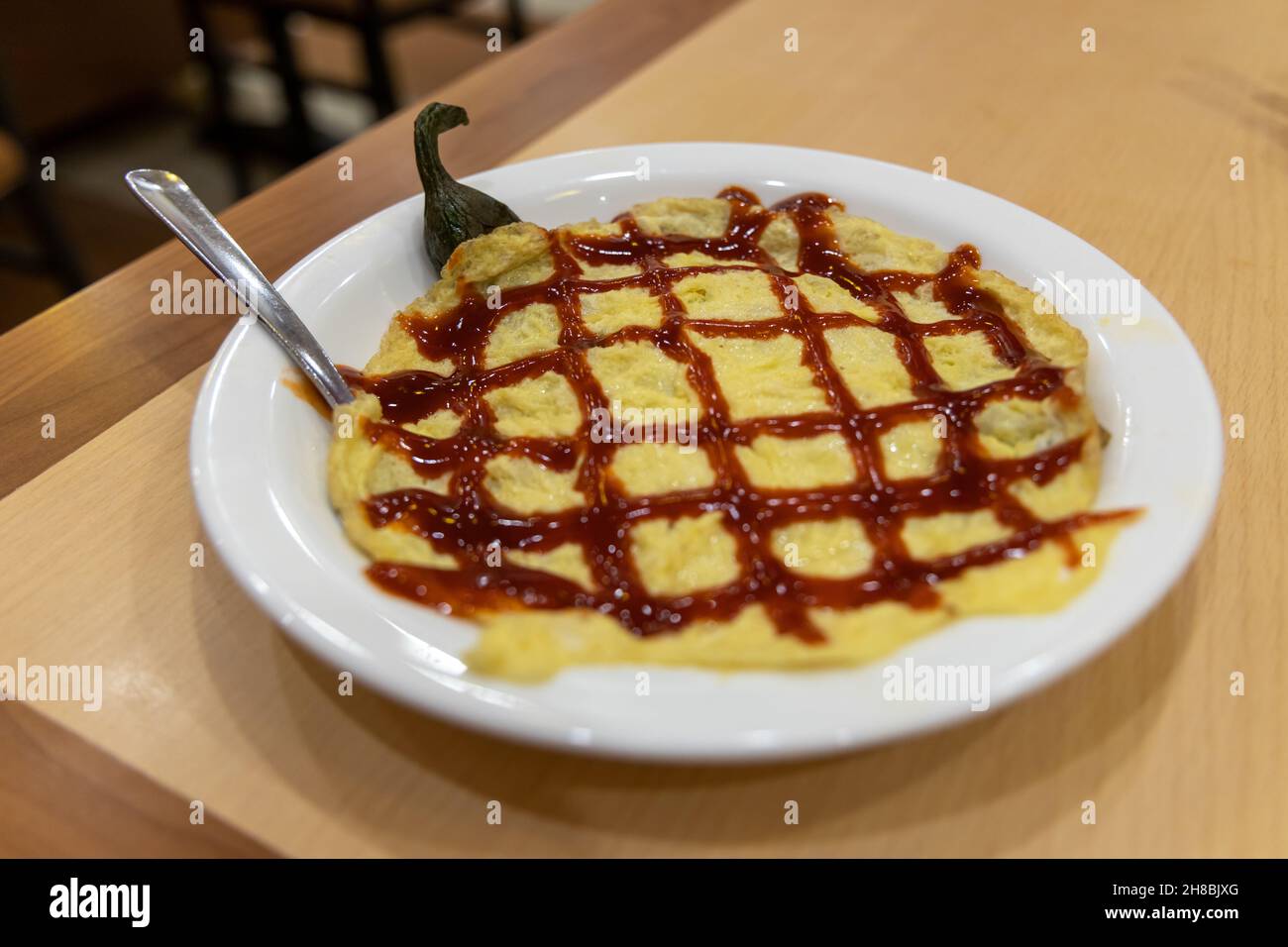 Beliebte philippinische Küche Aubergine Omelette - Tortang Talong im Restaurant Stockfoto