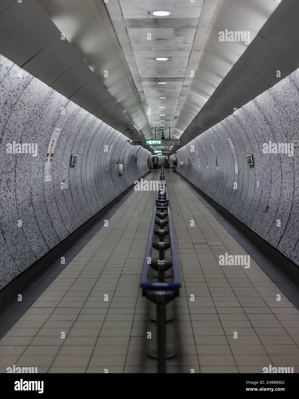 Leerer unterirdischer Tunnel an der U-Bahnstation Green Park in London. Stockfoto