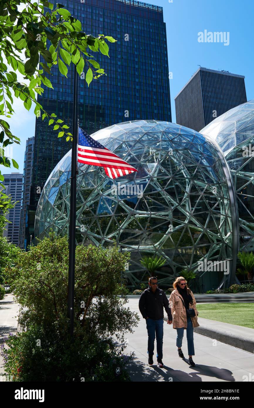 Flagge der USA in der Nähe des Büros von Amazon Spheres in Seattle, Washington Stockfoto