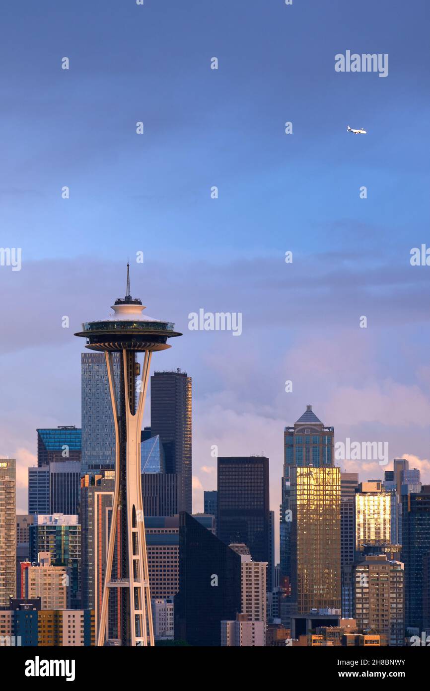 Flugzeug über dem Space Needle Tower in Seattle, Washington Stockfoto
