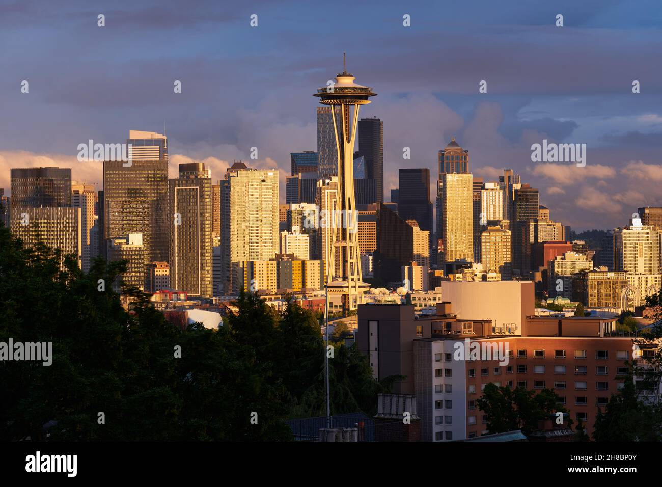 Abendlicht über der Space Needle und den Wolkenkratzern von Seattle, Washington Stockfoto