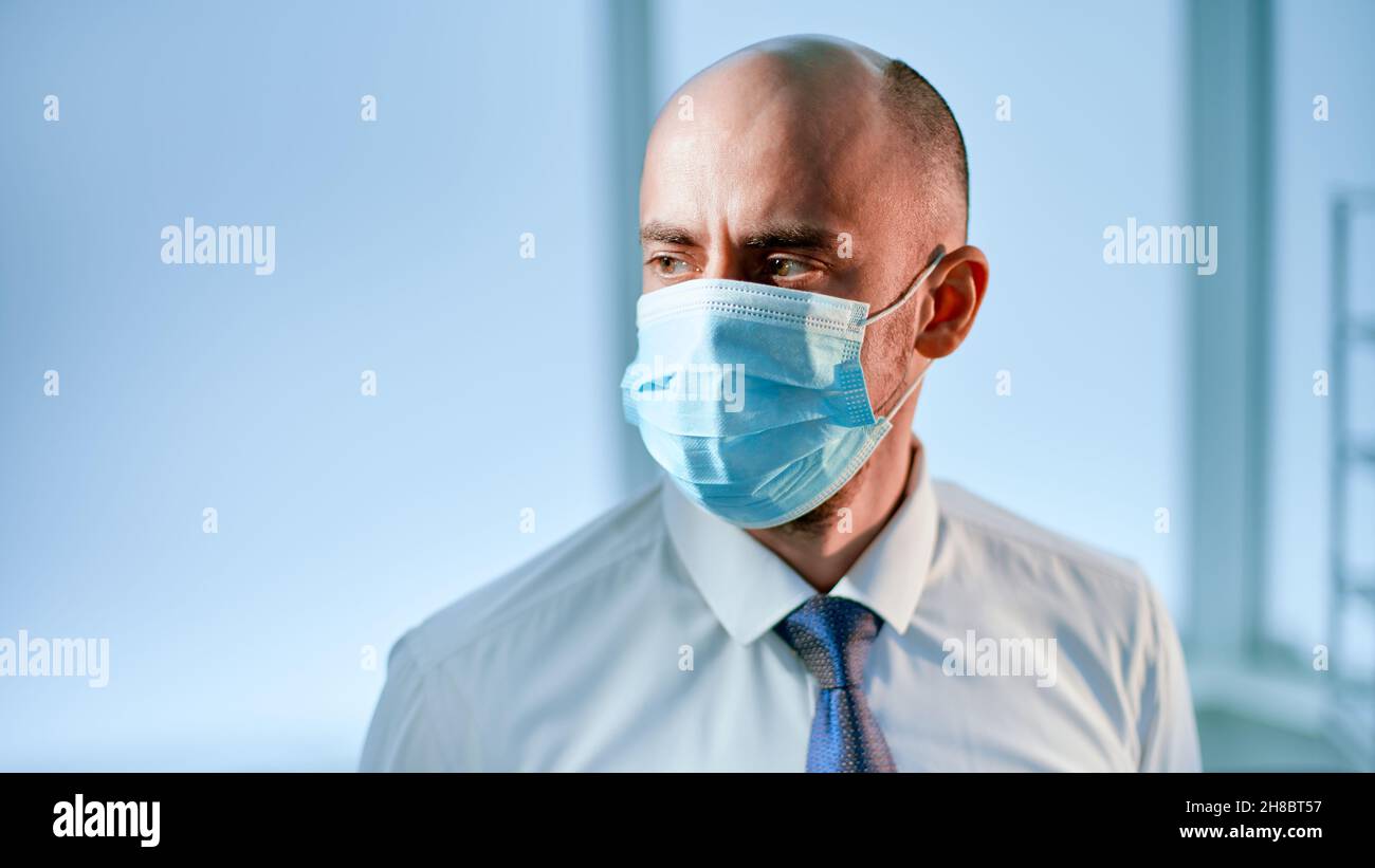 Wissenschaftler in einer Schutzmaske auf dem Hintergrund eines medizinischen Labors. Stockfoto