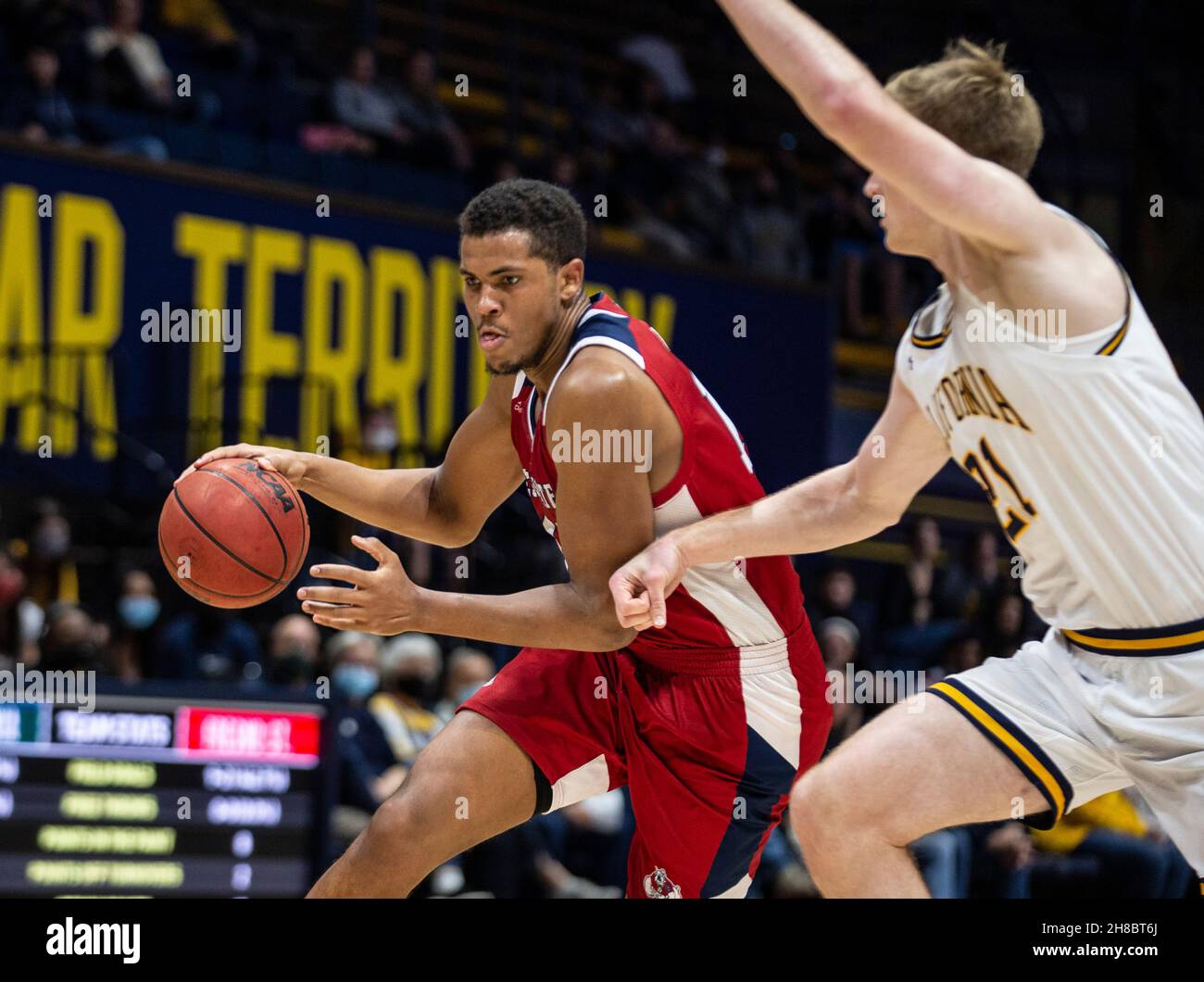 November 28 2021 Berkeley, CA USA Fresno State Forward Orlando Robinson (10) geht während des NCAA Männer Basketballspiels zwischen Fresno State Bulldogs und den California Golden Bears in den Reifen. Kalifornien gewann 65-57 beim Hass Pavilion Berkeley Calif. Thurman James / CSM Stockfoto