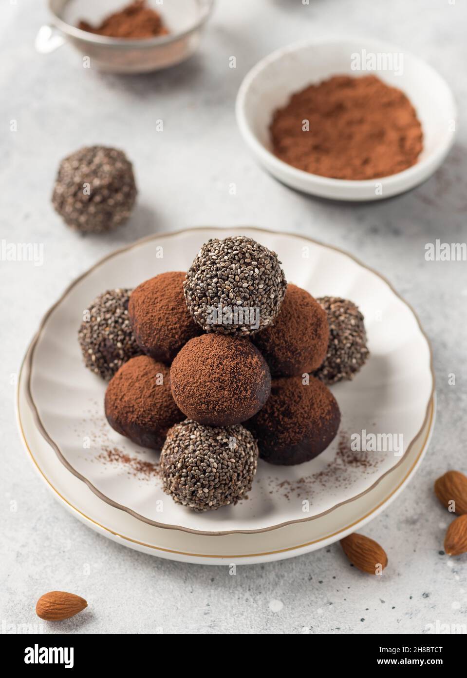 Chia Samen Kakao Glückseligkeit Kugeln auf weißem Teller serviert Stockfoto