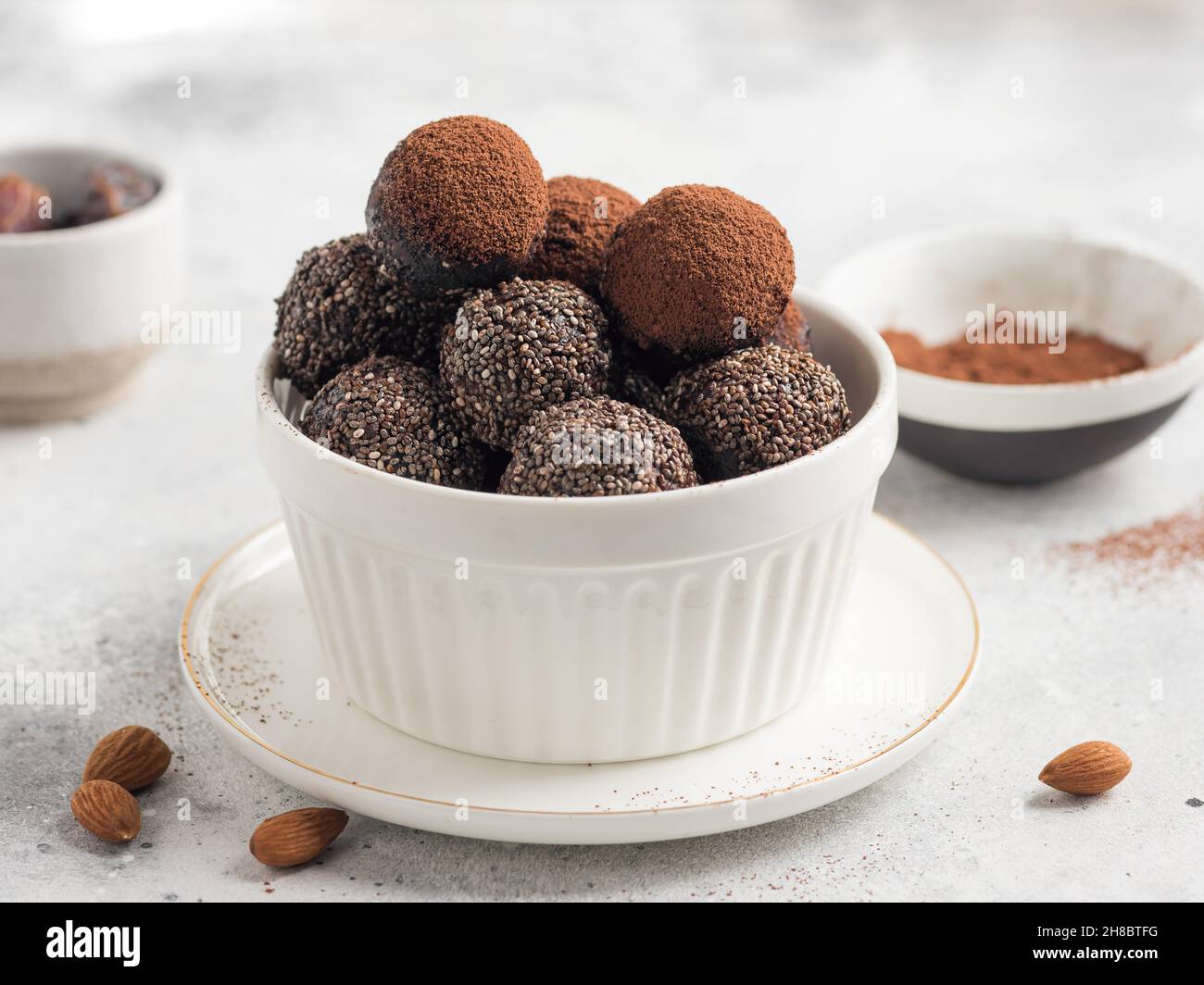 Chia Samen Kakao Energie Kugeln auf grauem Hintergrund Stockfoto