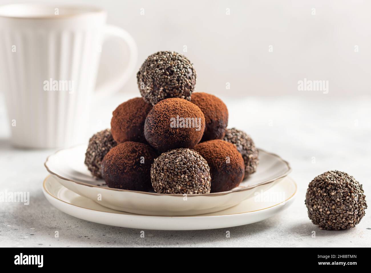 Vegane Energy Bliss Kugeln mit Chiasamen, Kakaopulver Stockfoto