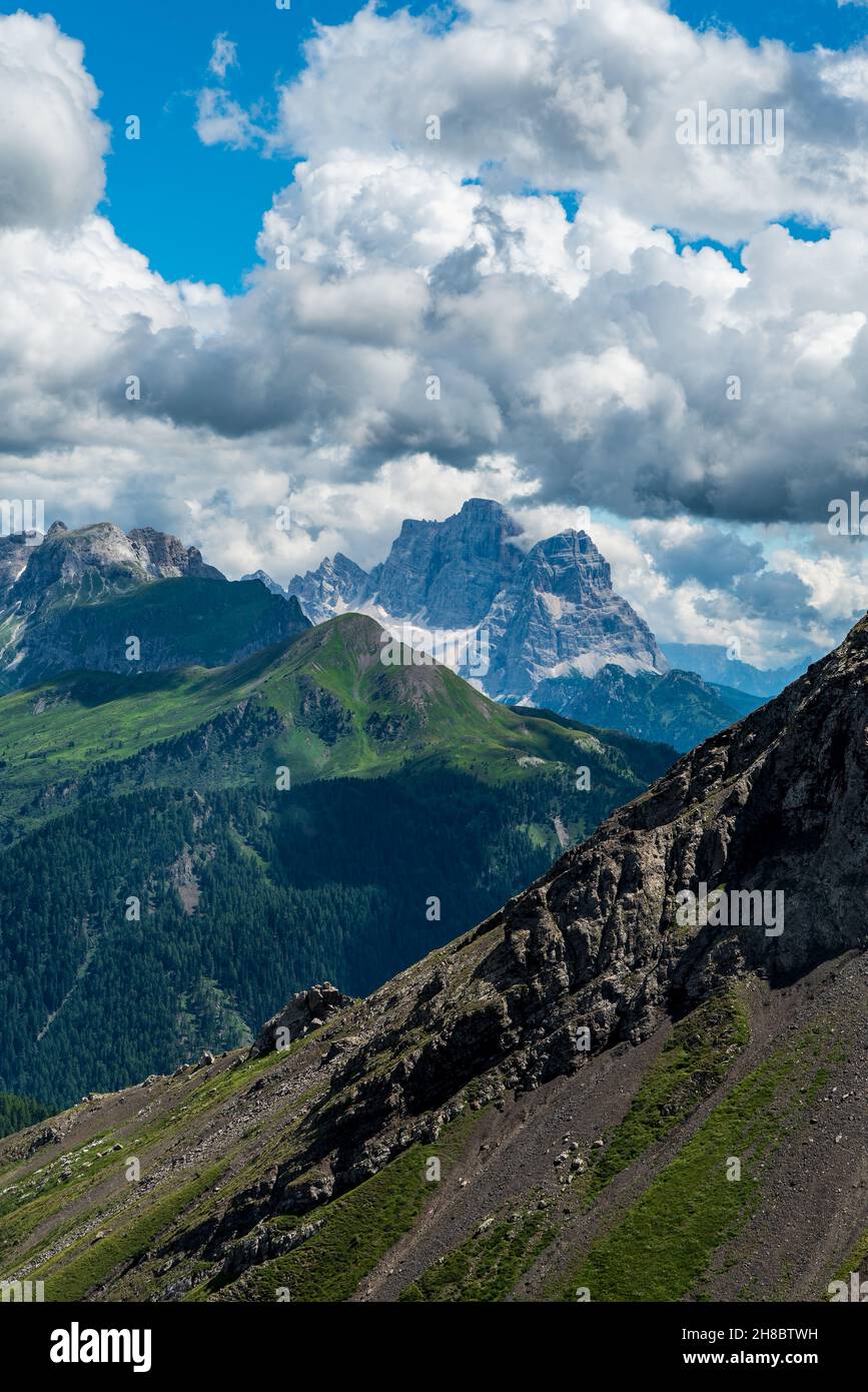 Monte Pelmo, Monte Pore und Monte Cernera vom Gipfel des Monte Sief in den italienischen Dolomiten während des schönen, teilweise bewölkten Sommers da Stockfoto