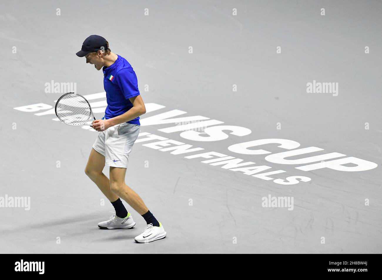 Turin, ITALIEN, Italien. 27th. November 2021. Tennis-Davis Cup Gruppe E Qualifikation für das Viertelfinale.Italia gegen Colobia.Pala Alpitour, Turin, Italien 27. November 2021.Jannik SINNER aus Italien in Aktion während des Tennis-Singles-Spiels gegen Daniel Elahi Galan aus Kolumbien (Bildnachweis: © Tonello Abozzi/Pacific Press via ZUMA Press Wire) Stockfoto