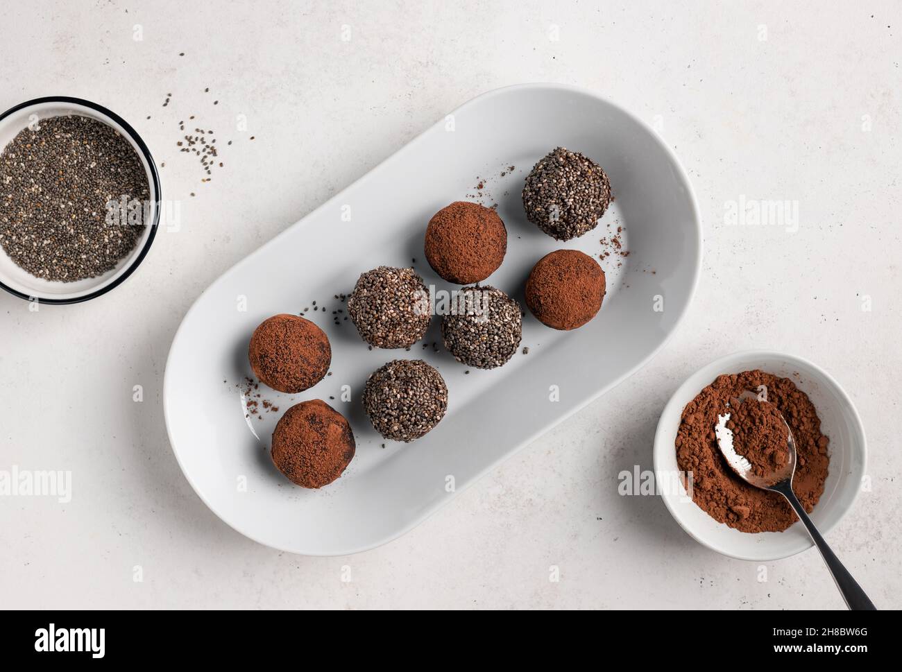 Energiekugeln aus Datteln, Nüssen, Chiasamen und Kakao Stockfoto