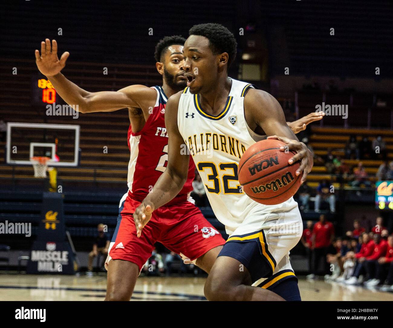 November 28 2021 Berkeley, CA U.S.A. der kalifornische Wärter Jalen Celestine (32) geht während des NCAA Männer-Basketballspiels zwischen Fresno State Bulldogs und den California Golden Bears zum Reifen. Kalifornien gewann 65-57 beim Hass Pavilion Berkeley Calif. Thurman James / CSM Stockfoto