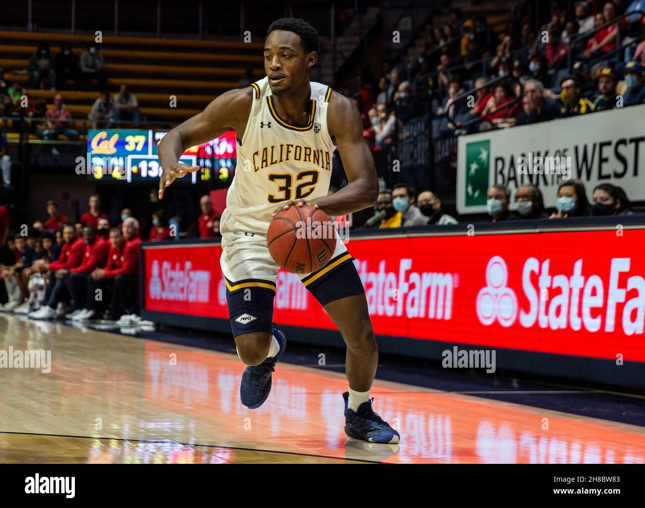 November 28 2021 Berkeley, CA U.S.A. der kalifornische Wärter Jalen Celestine (32) geht während des NCAA Männer-Basketballspiels zwischen Fresno State Bulldogs und den California Golden Bears zum Reifen. Kalifornien gewann 65-57 beim Hass Pavilion Berkeley Calif. Thurman James / CSM Stockfoto