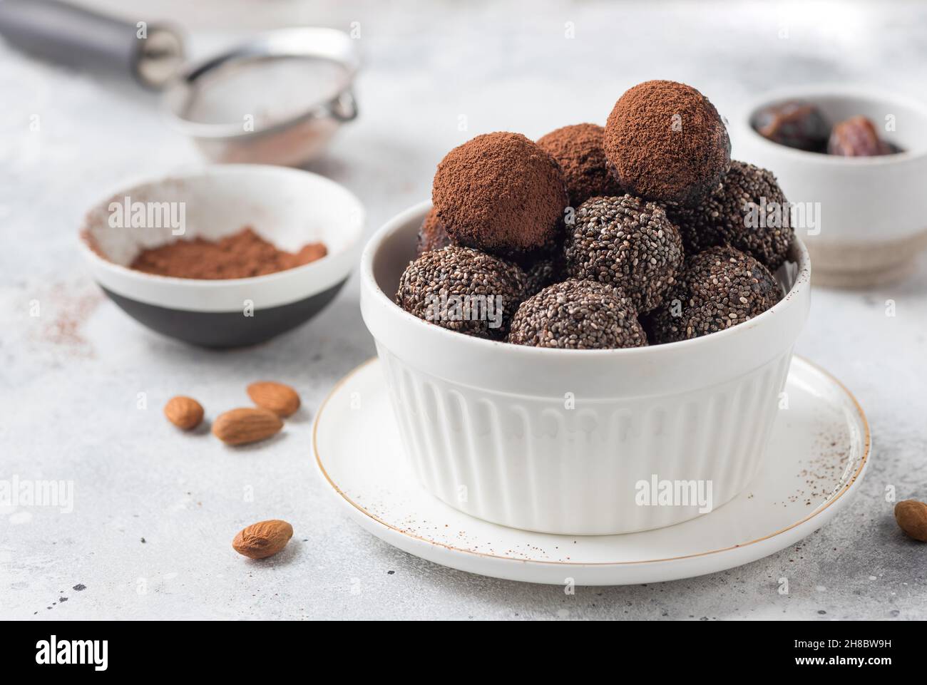 Vegane Energy Bliss Kugeln in weißer Schale Stockfoto