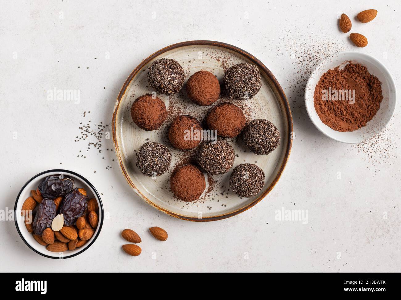 Gesunde Energiebälle aus Datteln, Mandeln, Chiasamen, Kakao Stockfoto