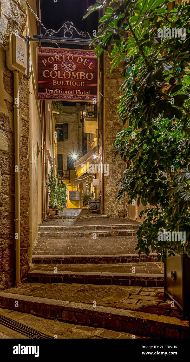 Die schmale Theofanus-Gasse, die von Laternen vor einem romantischen Boutique-Hotel beleuchtet wird, ist eine Oktobernacht in der Altstadt von Chania, Kreta, Griechenland, Octobe Stockfoto