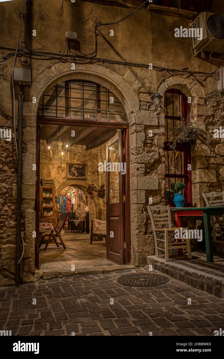 Beleuchteter Eingang zu einer Boutique an der romantischen Treppe in der Zampeliou Gasse in der Altstadt von Chania, Creete, Griechenland, 13. Oktober 2021 Stockfoto