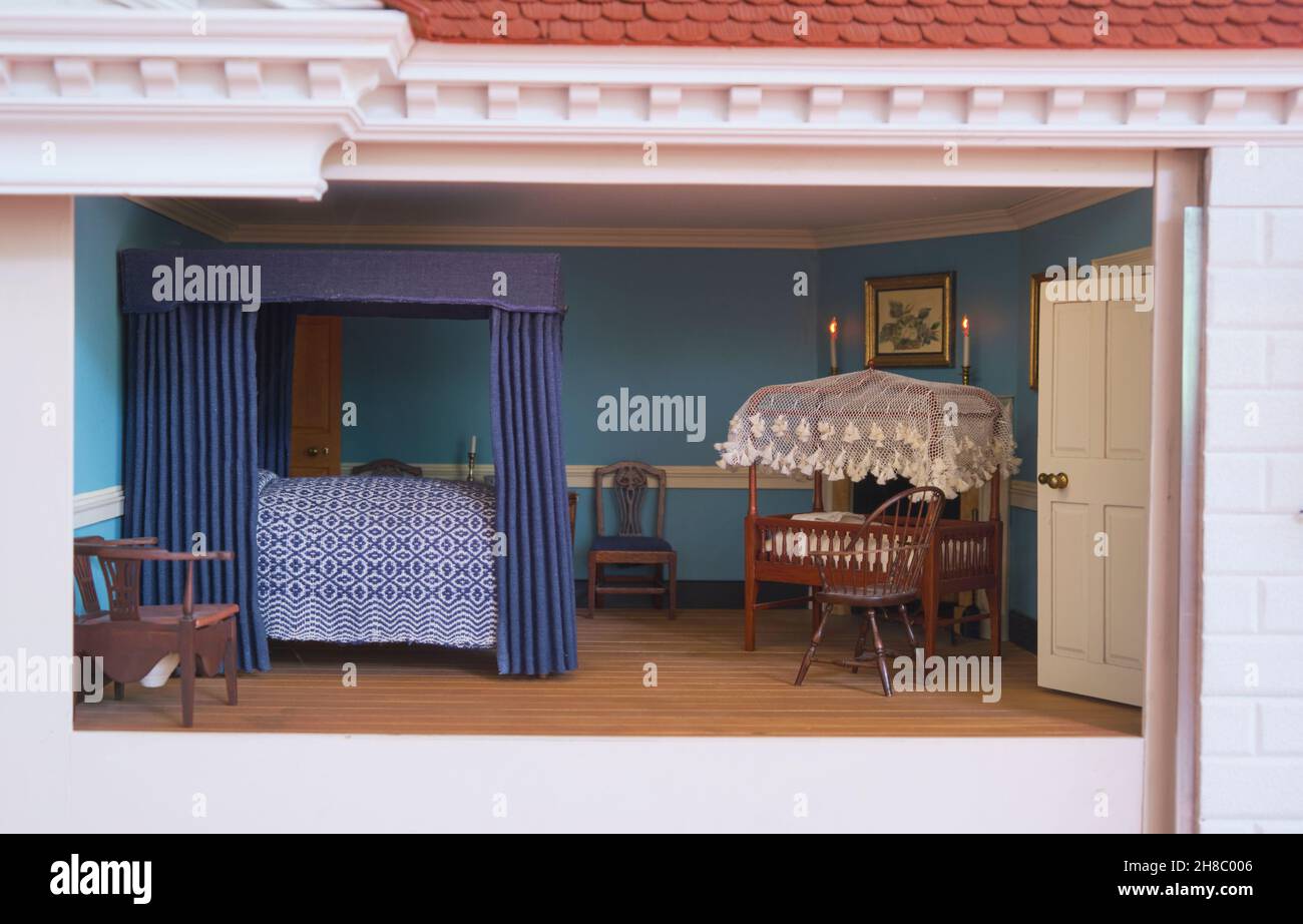 Ein Himmelbett, Himmelbett in einem Schlafzimmer in einem Puppenhaus, maßstabsgegegegegegegegegegegegegegegemaßtes Modell des Hauses. Im Anwesen von Präsident George Washington, Mount Vernon, in Virgi Stockfoto