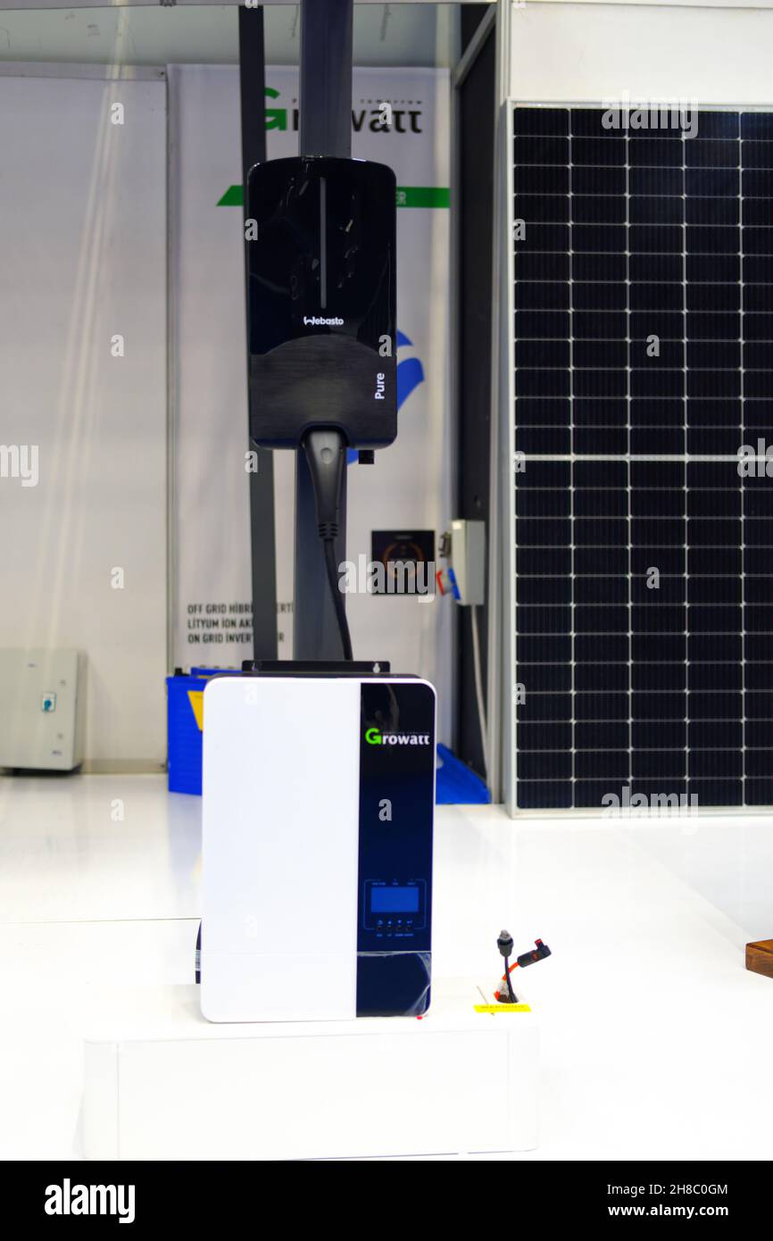 EV-Ladestation und Solarpanel auf der Messe Indoor Stockfoto