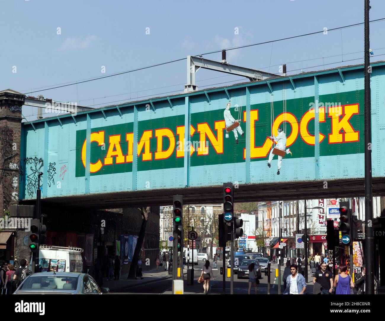 Nahaufnahme des Camden Lock-Schilds, Chalk Farm Road, auf der Eisenbahnbrücke der North London Line. Stockfoto