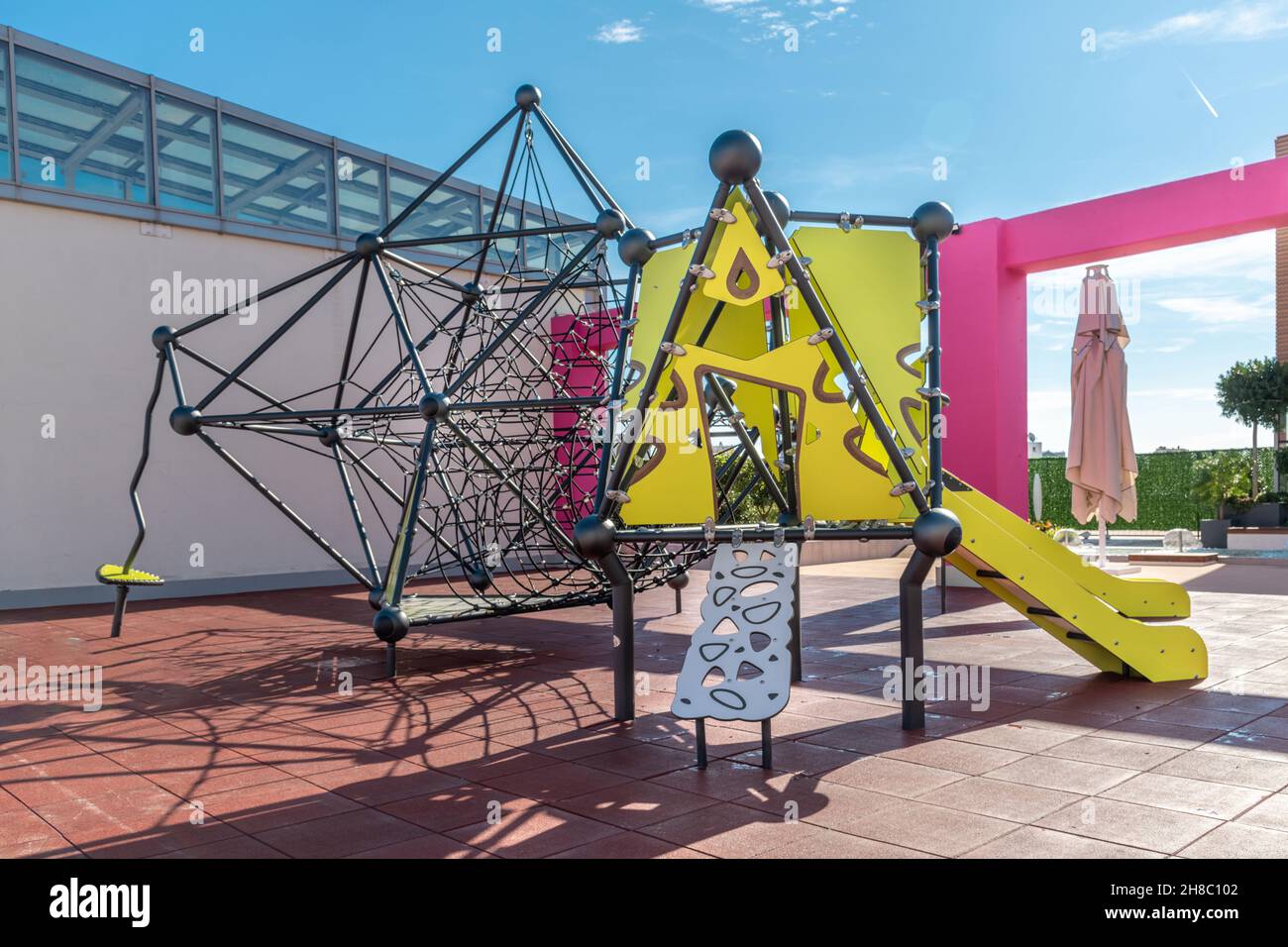 Kinderspielplatz mit Kletterstand und Rutschenpark im Messegelände Stockfoto