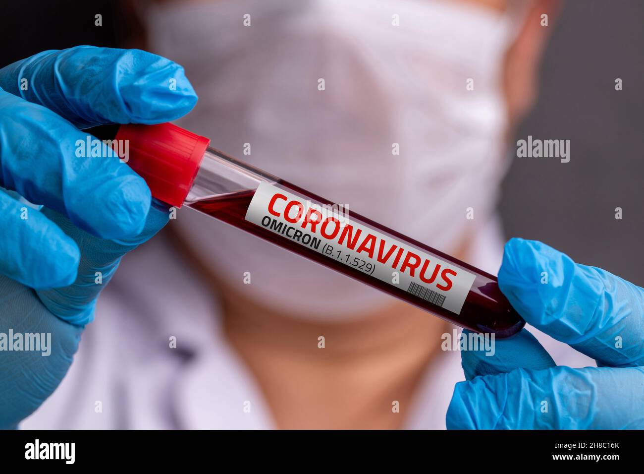 Arzt mit Blutprobe der Covid-19 Omicron B.1.1.529-Variante und allgemeinen Daten von Covid-19 Coronavirus-Mutationen. Stockfoto