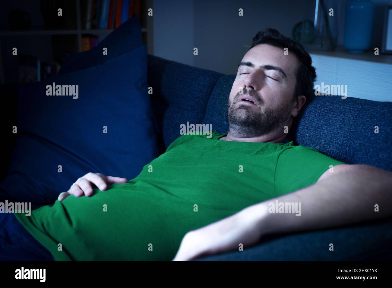 Fauler dicker mann -Fotos und -Bildmaterial in hoher Auflösung – Alamy