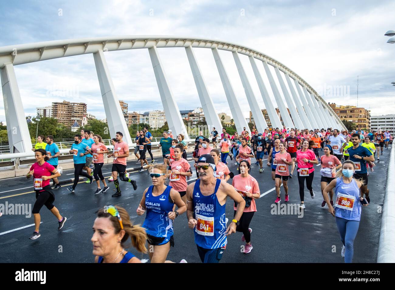 Valencia, Spanien; 31th. oktober 2021: Teilnehmende Athleten, die an einem beliebten Rennen teilnehmen Stockfoto