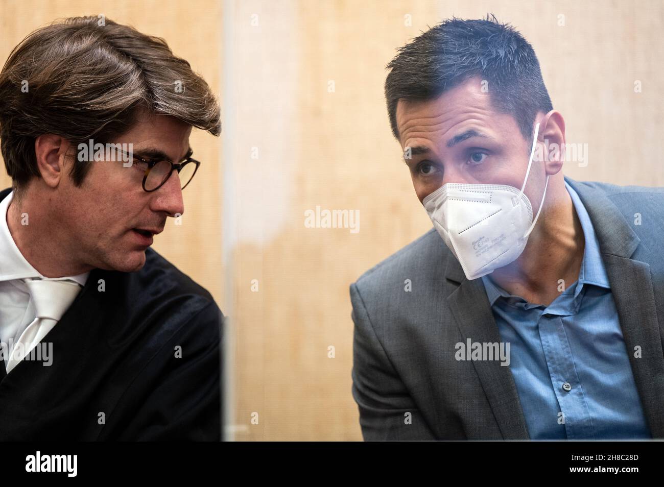 29. November 2021, Nordrhein-Westfalen, Köln: Der ehemalige Profiboxer Felix Sturm (r) spricht vor Beginn der Berufungsverhandlung mit seinem Anwalt Nils Kröber (l) im Gerichtssaal. Sturm war wegen Steuerhinterziehung, Doping und Übergriffen zu drei Jahren Gefängnis verurteilt worden. Er legte Berufung ein. Die neue Studie ist für drei Tage geplant. Foto: Federico Gambarini/dpa Stockfoto