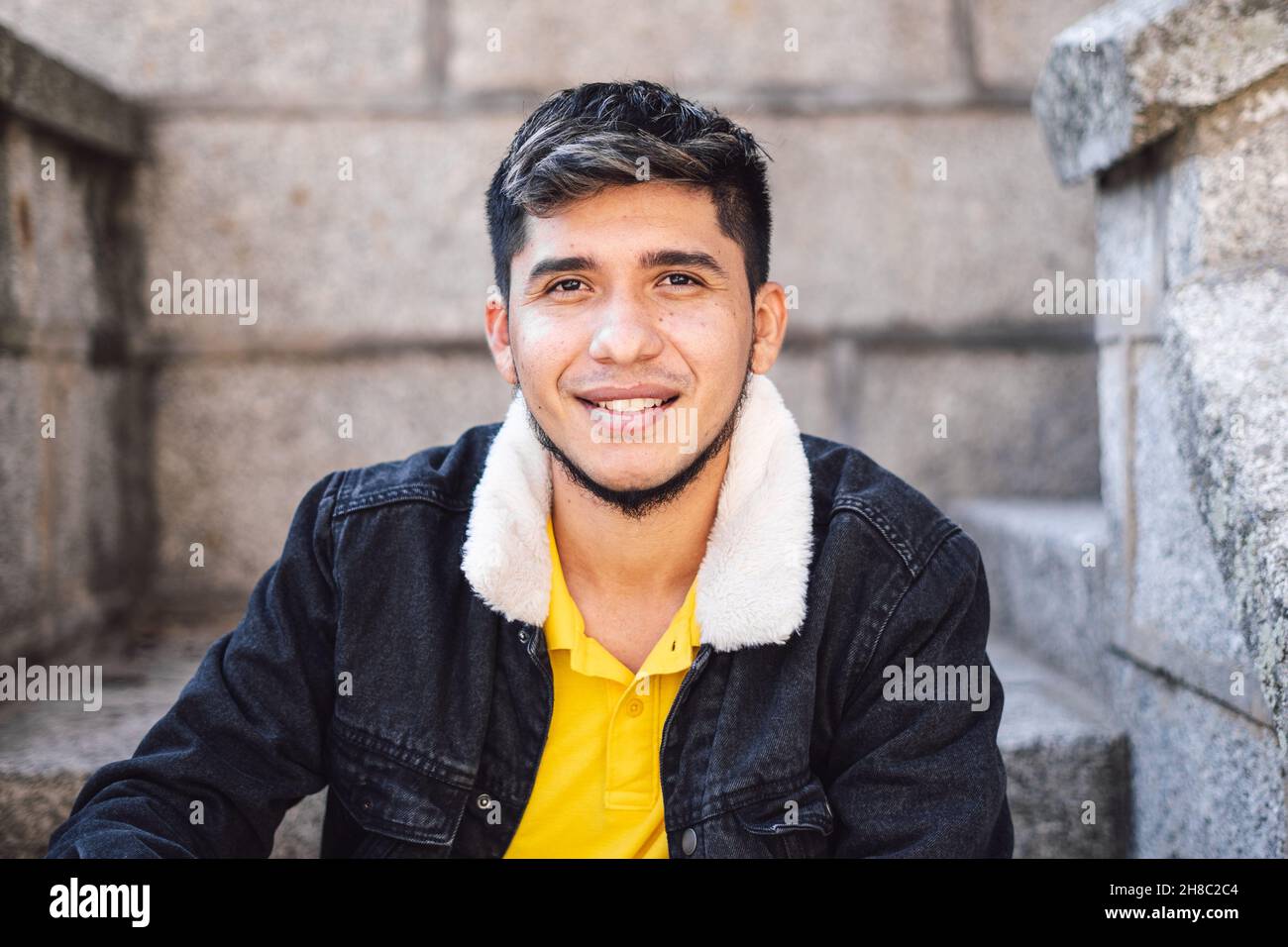 Nahaufnahme des jungen Mannes, der die Kamera ansah und lächelte. Stockfoto