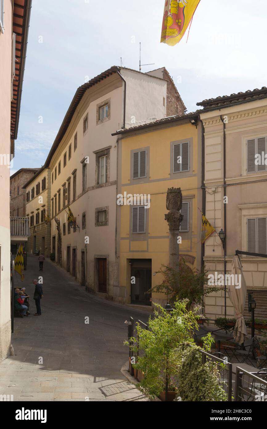 Altstadt, Via Porsenna Straße, römische Säule, Orange Flag Award, Chiusi, Toskana, Italien, Europa Stockfoto