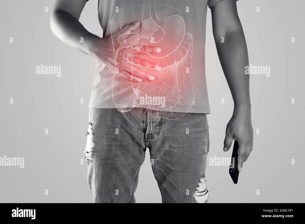 Die Darstellung der inneren Organe ist auf dem Körper des Mannes vor dem grauen Hintergrund zu sehen. Peopel berühren Magen schmerzhaft leiden an Enteritis. Interne Org Stockfoto