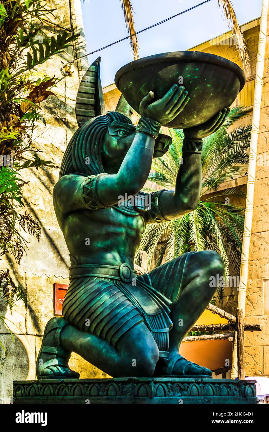 Alte ägyptische Statue in den Universal Studios Singapur. Stockfoto