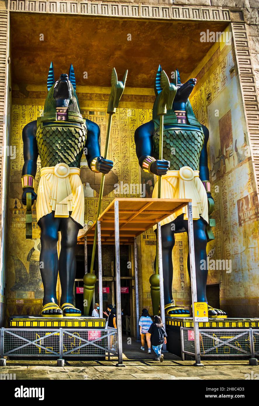 Singapur - 26. Feb 2021: In Revenge of the Mummy bewachen zwei alte ägyptische Statuen den Eingang der Universal Studios Singapur. Stockfoto