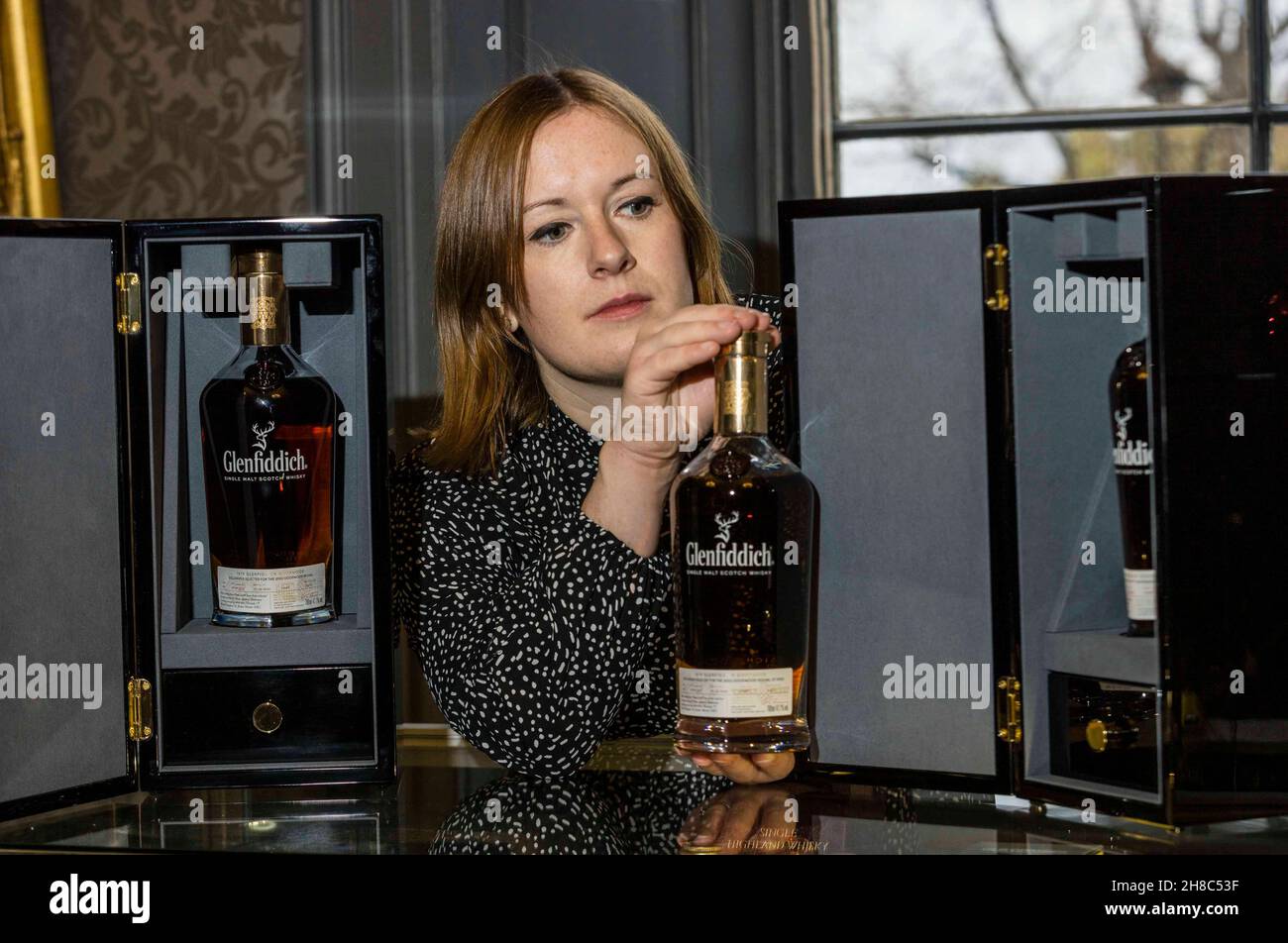 Edinburgh, Großbritannien. 29. November 2021 im Bild: Drei einzigartige Dekanter des Glenfiddich 1979, die jeweils von einem anderen Motorsport-Erlebnis im Goodwood Estate begleitet werden, leiten am Dienstag, dem 7. Dezember, den Bonhams Whisky-Verkauf in Edinburgh. Jede Flasche wird auf £6.500-10.000 geschätzt Credit: Rich Dyson/Alamy Live News Stockfoto