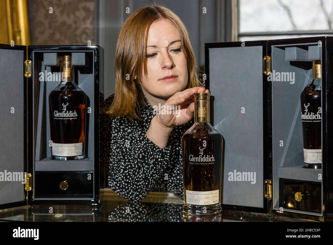 Edinburgh, Großbritannien. 29. November 2021 im Bild: Drei einzigartige Dekanter des Glenfiddich 1979, die jeweils von einem anderen Motorsport-Erlebnis im Goodwood Estate begleitet werden, leiten am Dienstag, dem 7. Dezember, den Bonhams Whisky-Verkauf in Edinburgh. Jede Flasche wird auf £6.500-10.000 geschätzt Credit: Rich Dyson/Alamy Live News Stockfoto