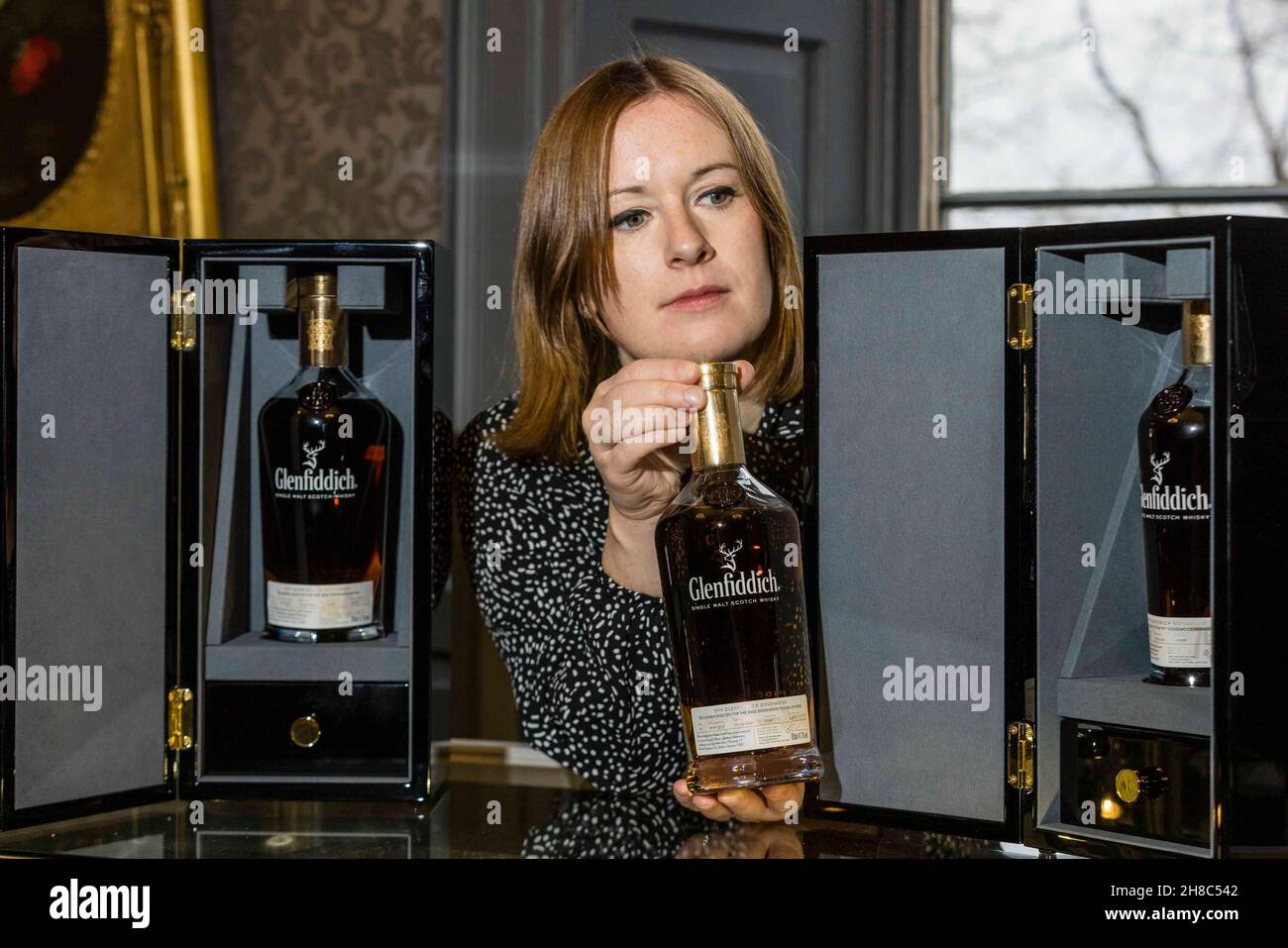 Edinburgh, Großbritannien. 29. November 2021 im Bild: Drei einzigartige Dekanter des Glenfiddich 1979, die jeweils von einem anderen Motorsport-Erlebnis im Goodwood Estate begleitet werden, leiten am Dienstag, dem 7. Dezember, den Bonhams Whisky-Verkauf in Edinburgh. Jede Flasche wird auf £6.500-10.000 geschätzt Credit: Rich Dyson/Alamy Live News Stockfoto