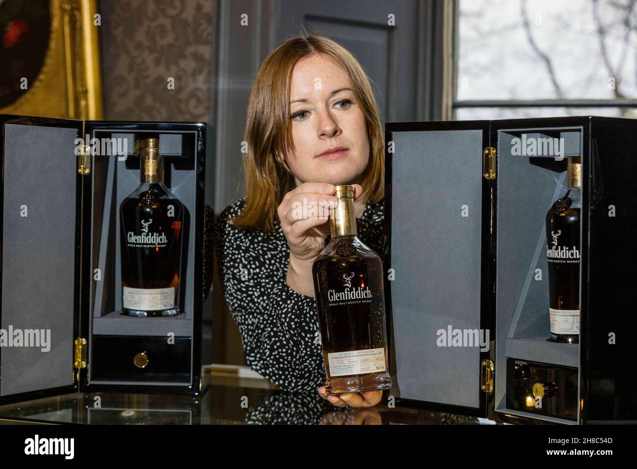 Edinburgh, Großbritannien. 29. November 2021 im Bild: Drei einzigartige Dekanter des Glenfiddich 1979, die jeweils von einem anderen Motorsport-Erlebnis im Goodwood Estate begleitet werden, leiten am Dienstag, dem 7. Dezember, den Bonhams Whisky-Verkauf in Edinburgh. Jede Flasche wird auf £6.500-10.000 geschätzt Credit: Rich Dyson/Alamy Live News Stockfoto