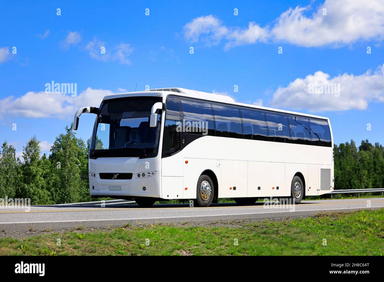 Weißer Volvo 9500 Reisebus mit Geschwindigkeit auf der Autobahn an einem schönen Sommertag. Forssa, Finnland. 31. Juli 2020. Stockfoto