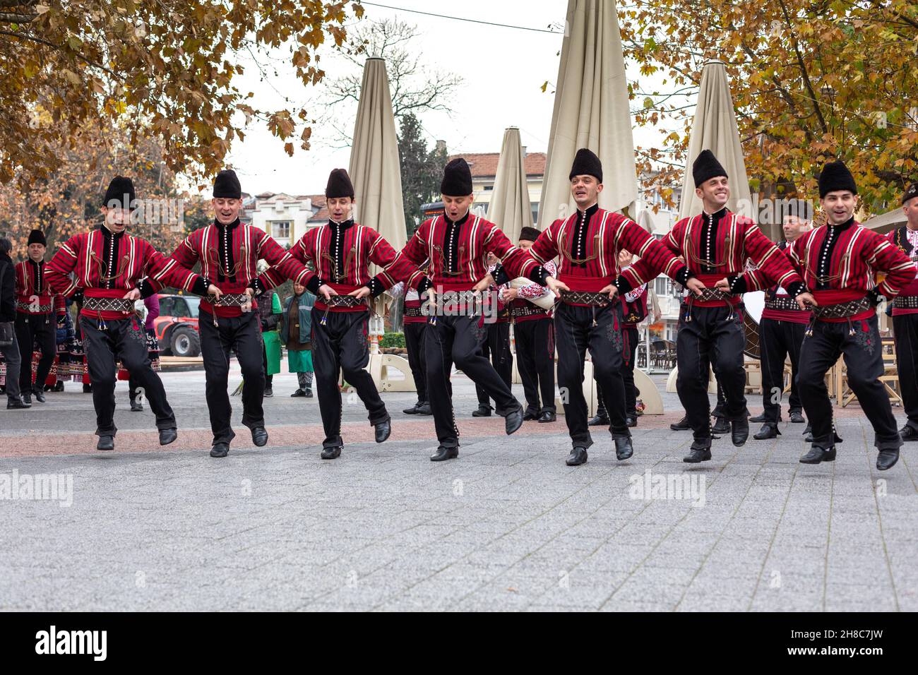 Plovdiv, Bulgarien - 26. November 2021: Junge Weinparade in der Altstadt, traditionelle Folkloretänze Stockfoto