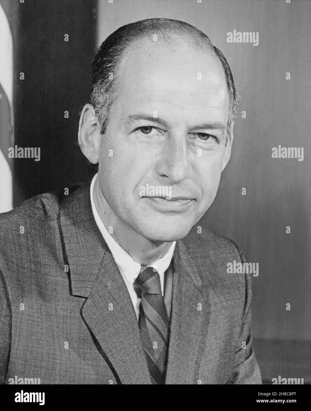 Porträt von George M. Low, wechselte er zum NASA-Hauptquartier in Washington, D.C., wo er als Chief of Manned Space Flight diente. In dieser Funktion war er eng an der Planung der Projekte Mercury, Gemini und Apollo beteiligt. Website der NASA-Biographien. Stockfoto