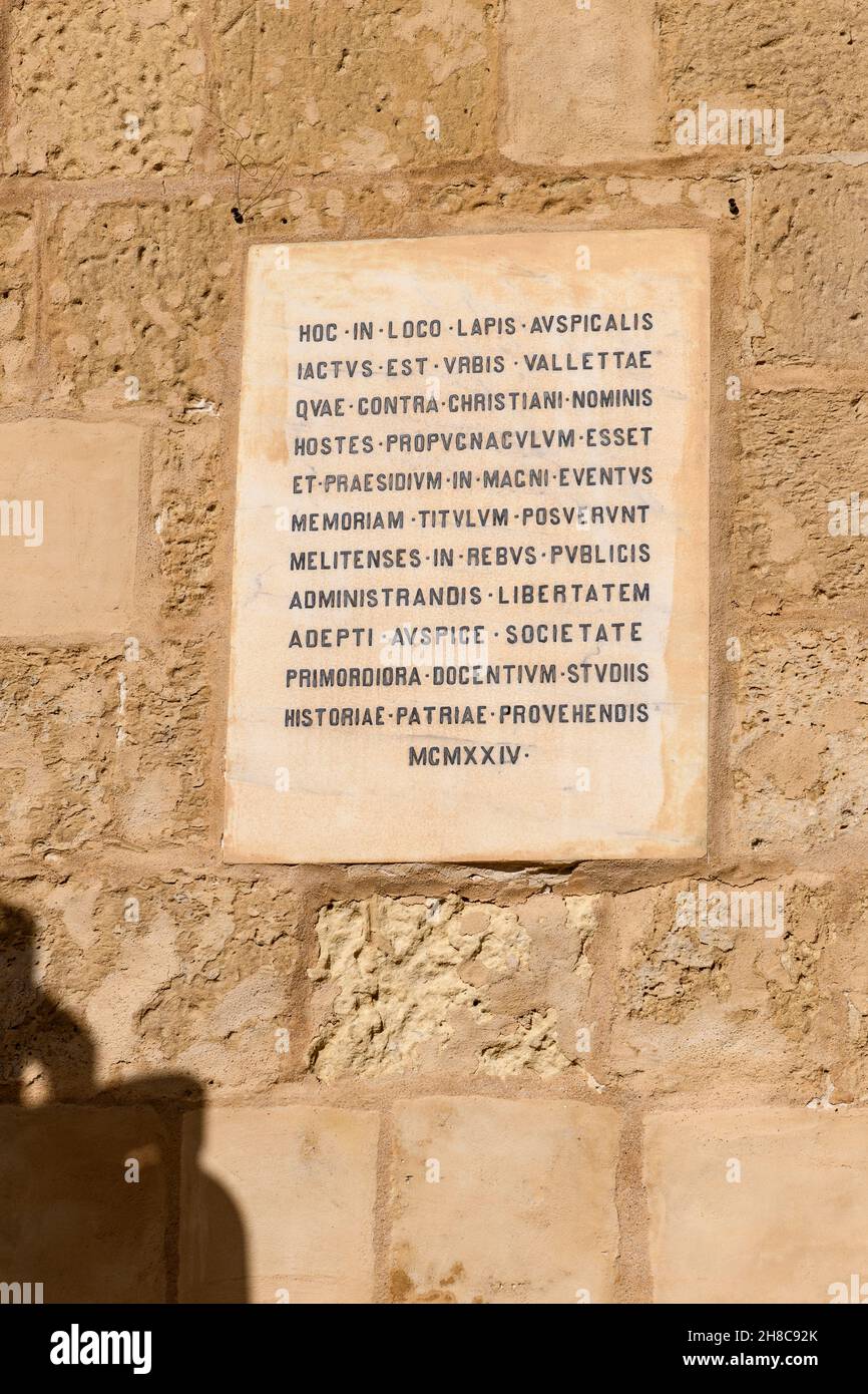 Gedenktafel in lateinischer Sprache von Stadtgründung von Valletta, Valletta, Malta, Europa Stockfoto
