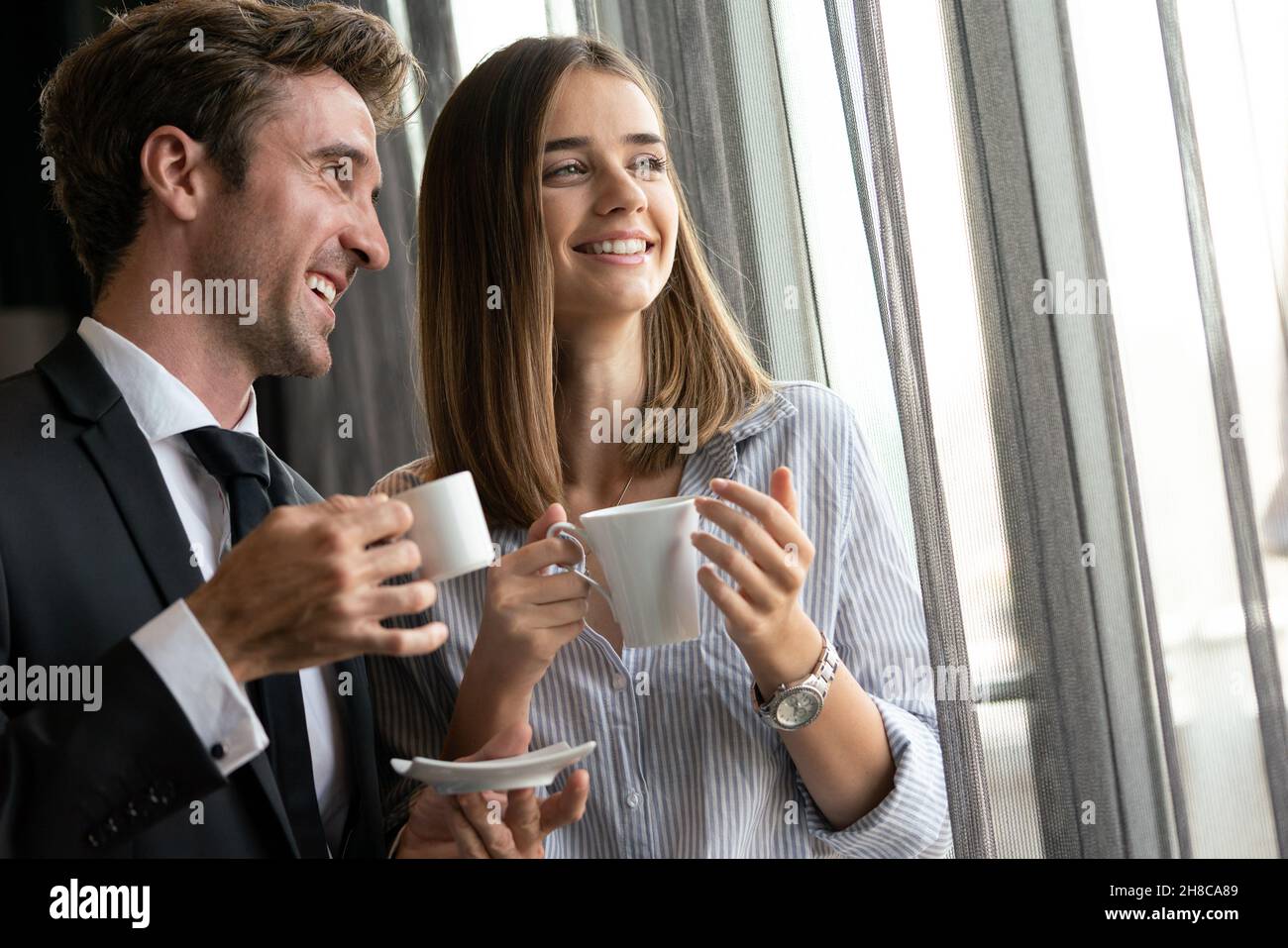 Schöne junge Paar miteinander zu reden und lächeln, während sie Kaffee genießen. Stockfoto