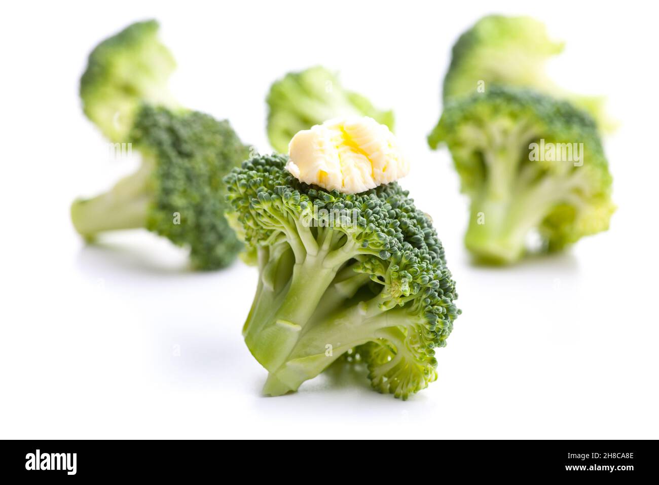 Grüner Brokkoli mit Butter als Garnierung Stockfoto