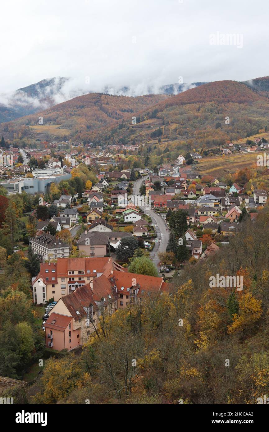 Herbstliche Luftaufnahme der historischen Stadt Kaysersberg im Elsass, Frankreich. Blick nordwestlich von der Stadtmauer von Schloss Schlossberg über die Stockfoto