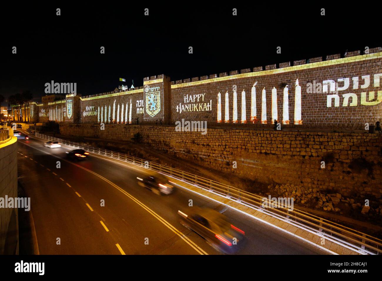 Jerusalem. 28th. November 2021. In der ersten Nacht des jüdischen Feiertags von Chanukka am 28. November 2021 wird an der Wand der Jerusalemer Altstadt eine Projektion brennter Kerzen gezeigt. Kredit: Muammar Awad/Xinhua/Alamy Live Nachrichten Stockfoto