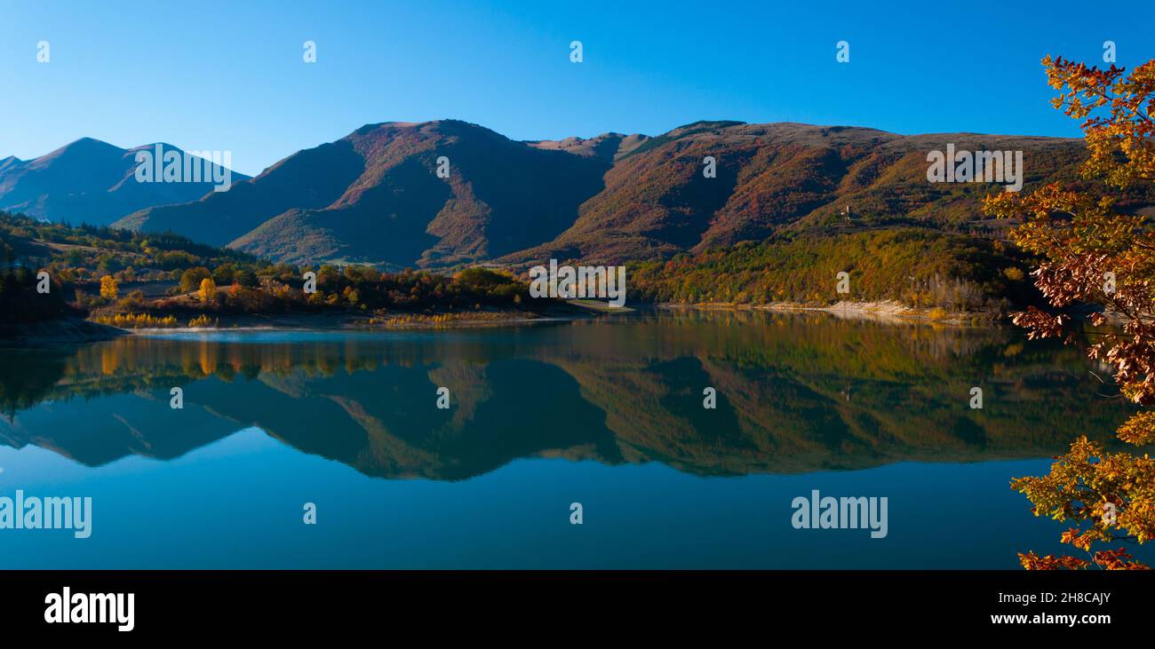 Faszinierender Blick auf den Lago di Fiastra (Lago di Fiastra) in der Provinz Macerata, Marken, Italien Stockfoto