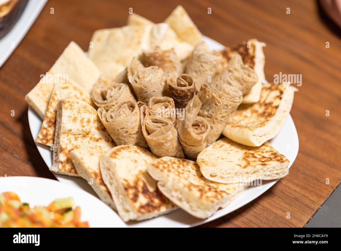 Hausgemachtes Brot (Pita, Lavaschbrot) auf altem Holzhintergrund. Pitabrot und Taboonbrot. Hochwertige Fotos Stockfoto