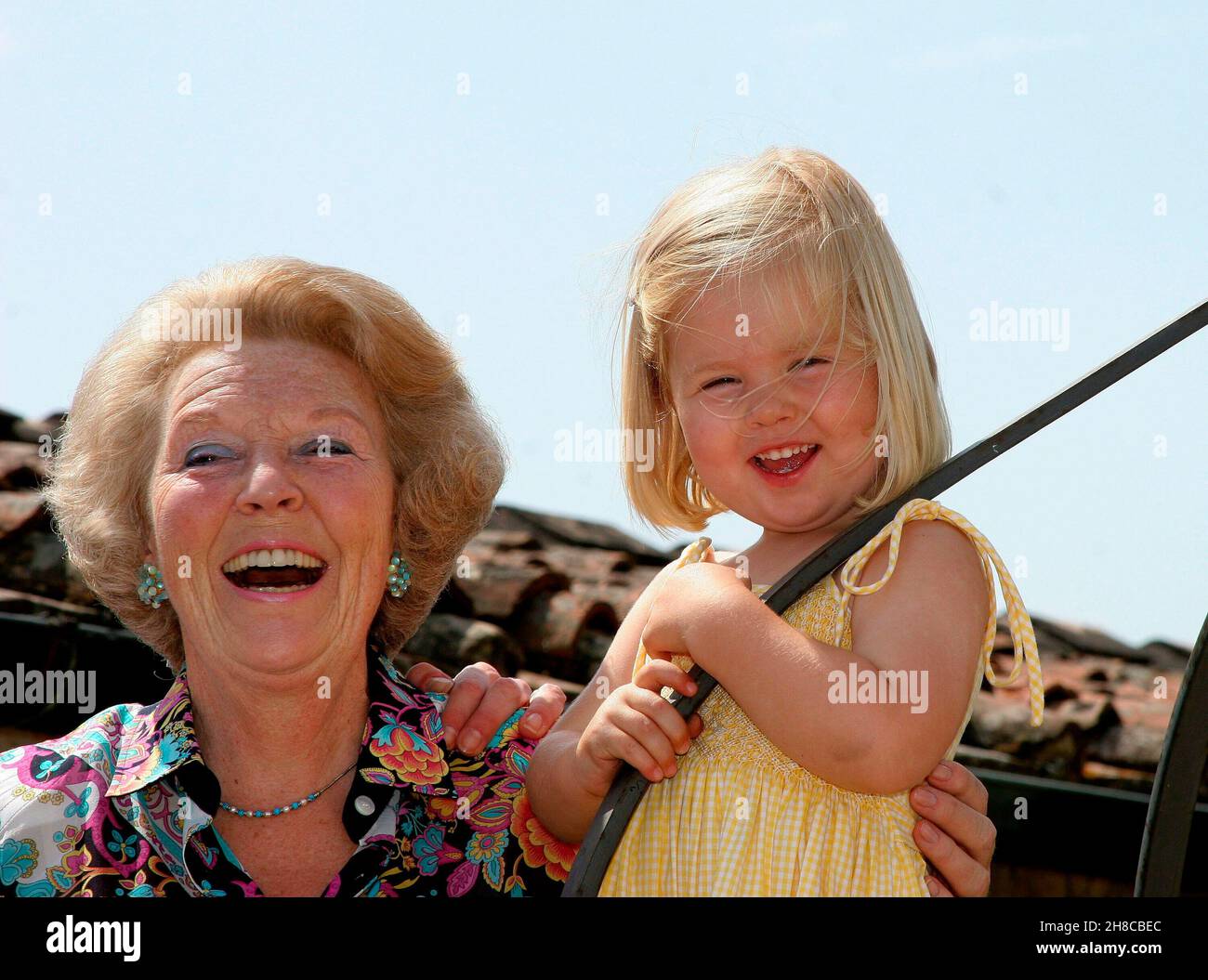 Knigin Beatrix von Holland, der Niederlande mit Enkelkind, Enkel, Prinzessin Prinzessin Amalia, Urlaub in Tavarnelle val di Pesa in Italien, Toskana, Halbfigur, lachen *** Local Caption *** 00162987 Stockfoto